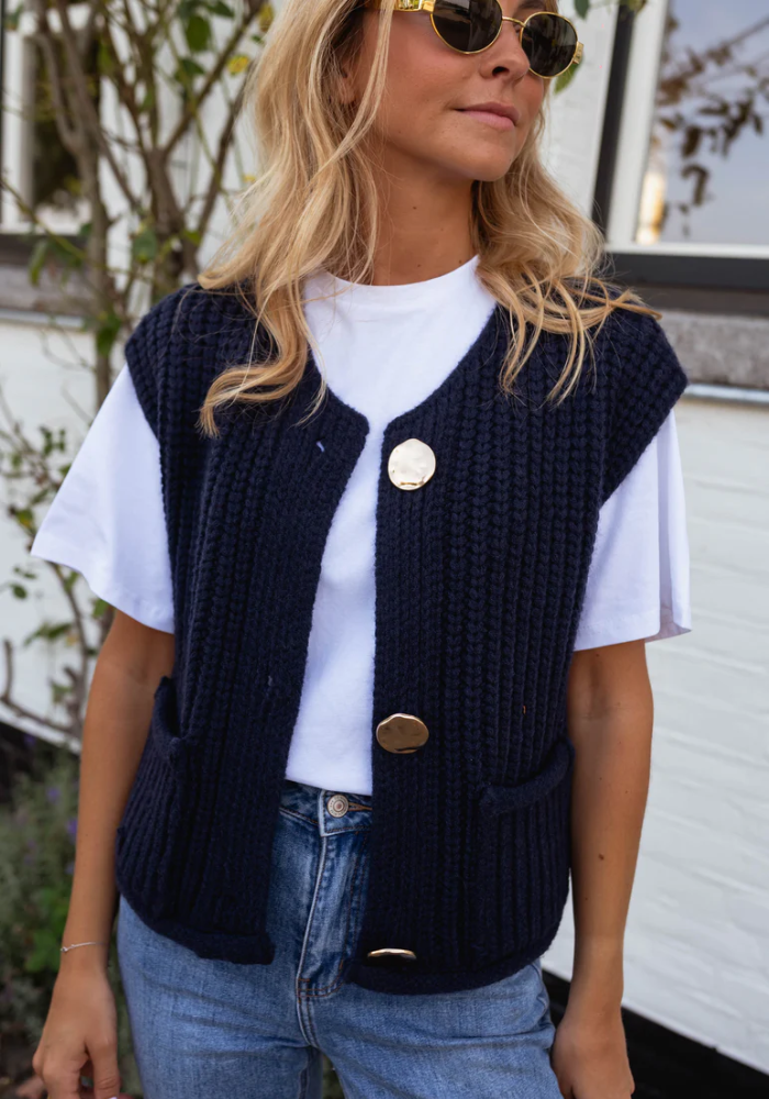 FENJA | THE CHIC LAYERING KNIT VEST